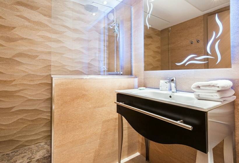اتاق استاندارد چهار تخته, Gran Hotel Barcino