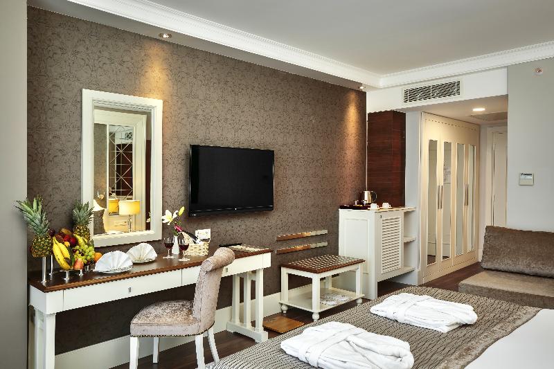 اتاق لوکس با چشم‌انداز استخر, Grand Palladium White Island Resort & Spa