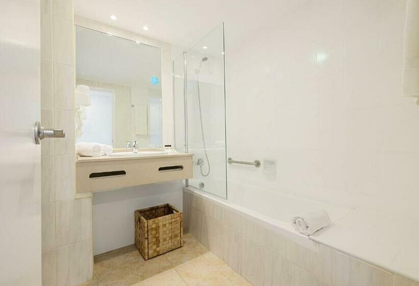 اتاق پریمیوم سه تخته, Azuline Hotel Bergantin