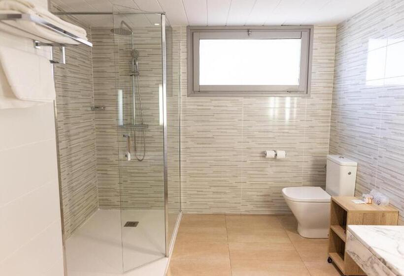 اتاق استاندارد سه نفره, Can Pamplona