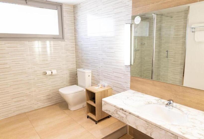 اتاق استاندارد سه نفره, Can Pamplona