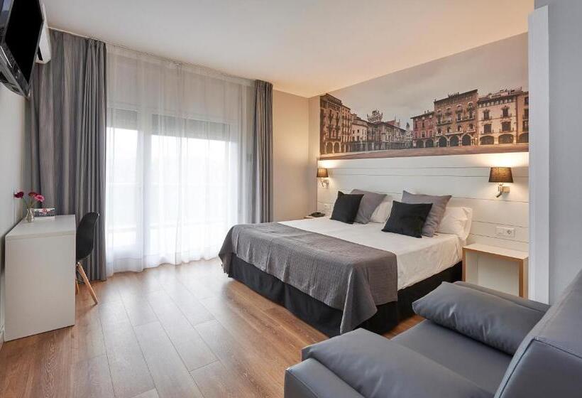 اتاق استاندارد سه نفره, Can Pamplona
