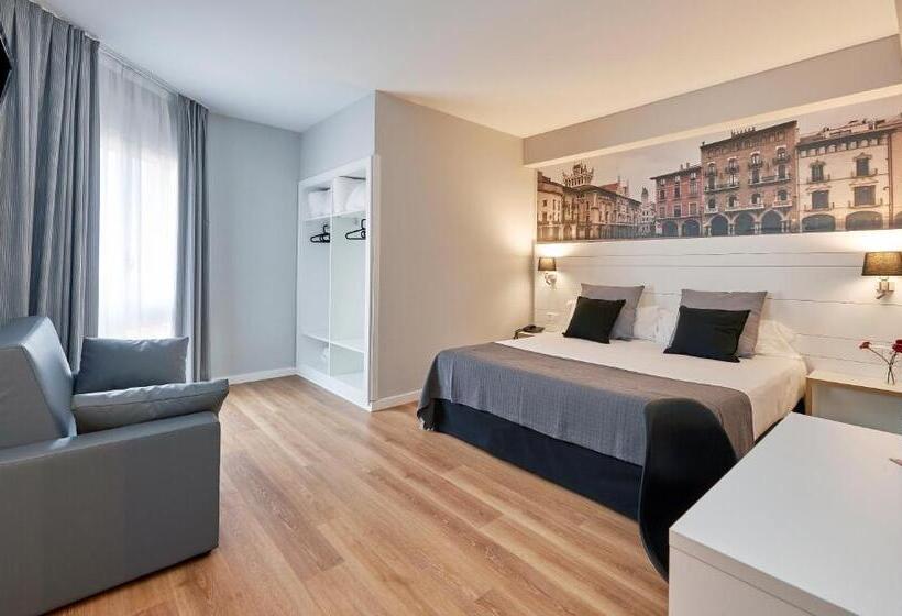 اتاق استاندارد سه نفره, Can Pamplona