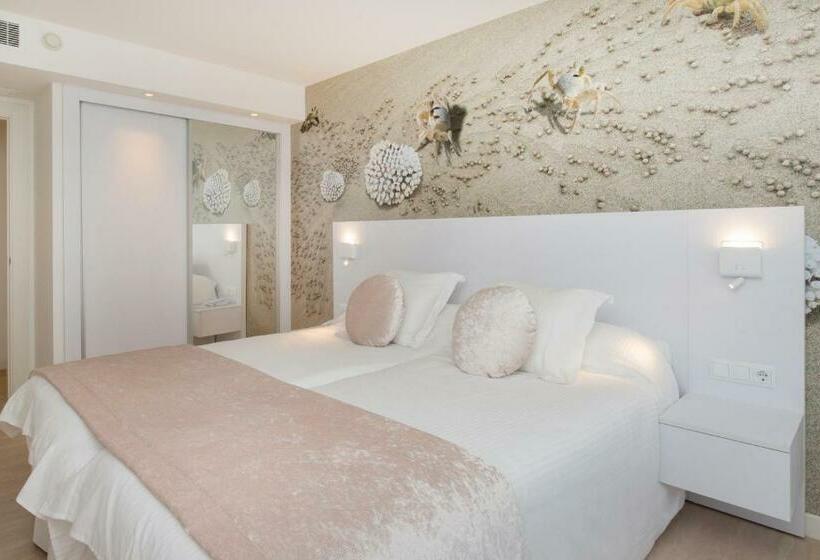 اتاق استاندارد با چشم‌انداز استخر, Iberostar Waves Cristina