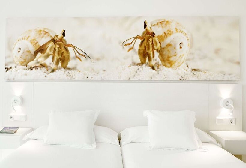 اتاق استاندارد با چشم‌انداز استخر, Iberostar Waves Cristina
