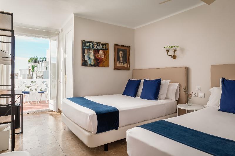 Standard Triple Room with Terrace, Medium Romantic