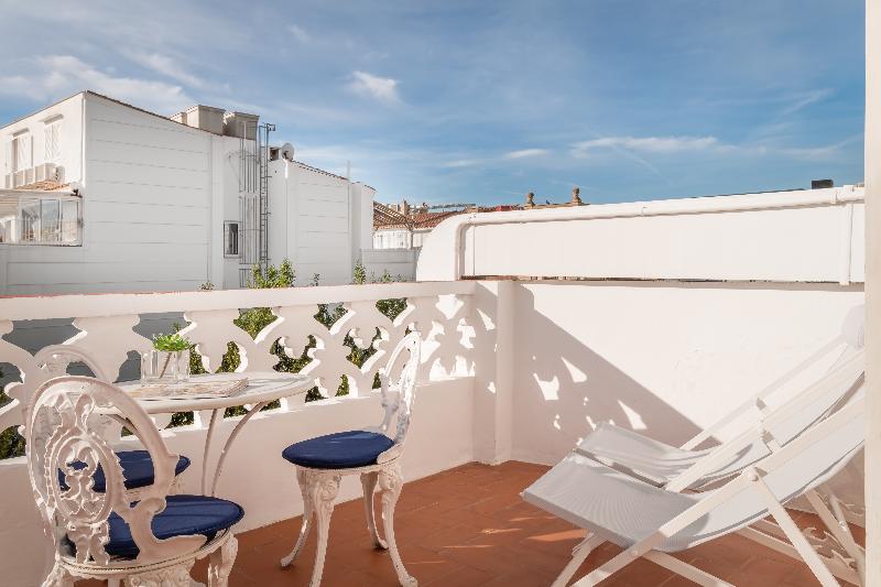 Standard Triple Room with Terrace, Medium Romantic