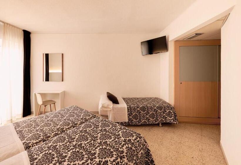 Standard Triple Room with Balcony, Miami