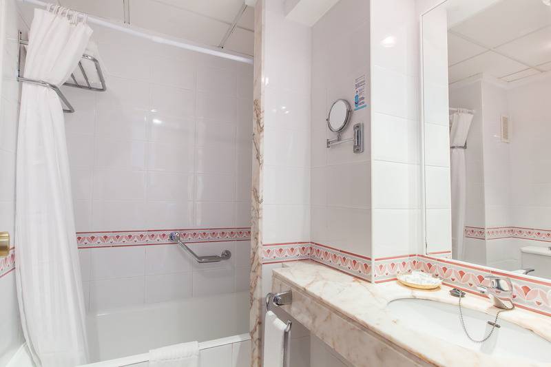 اتاق اساندارد با چشم‌انداز جانبی به دریا, Voramar