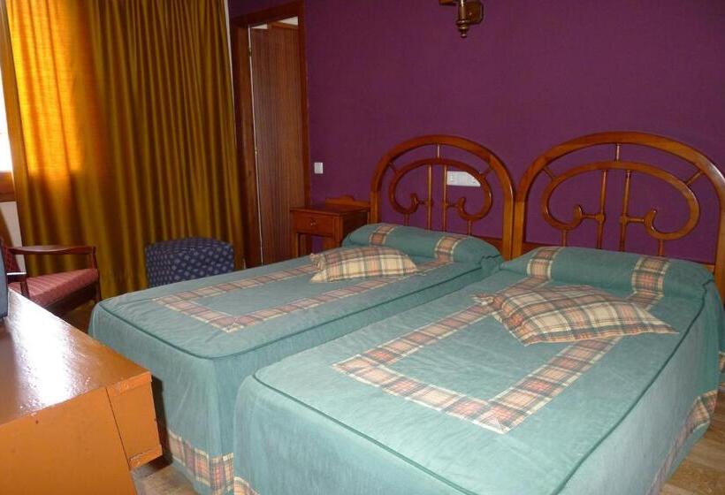 اتاق استاندارد سه نفره, Aero Hotel Cerdanya Ca L Eudald