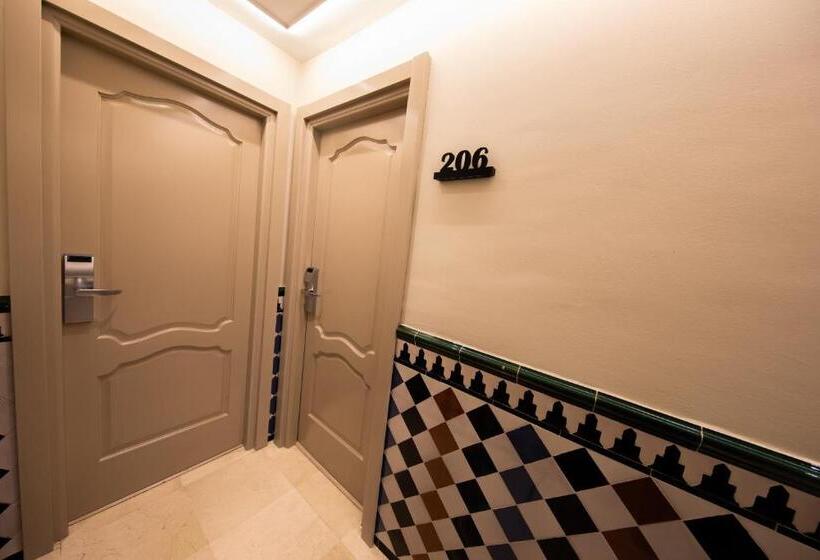 Трехместный Номер Стандарт с Балконом, Casablanca