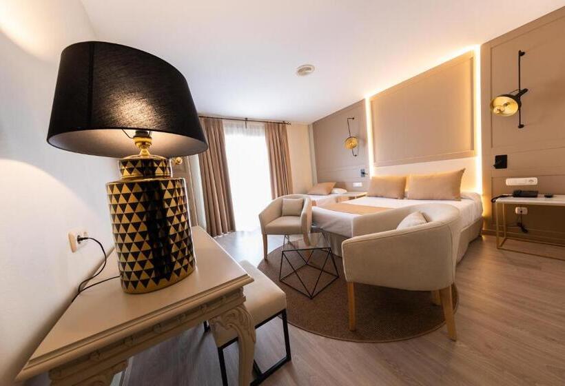 Трехместный Номер Стандарт с Балконом, Casablanca