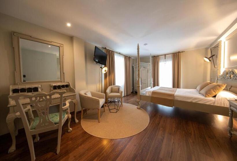 Трехместный Номер Стандарт с Балконом, Casablanca