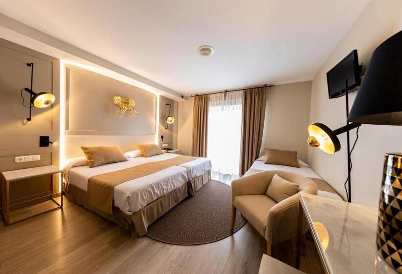 Трехместный Номер Стандарт с Балконом, Casablanca