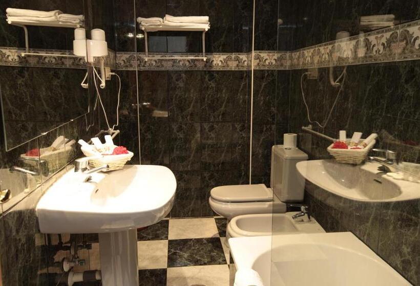 Трехместный Номер Стандарт с Балконом, Casablanca