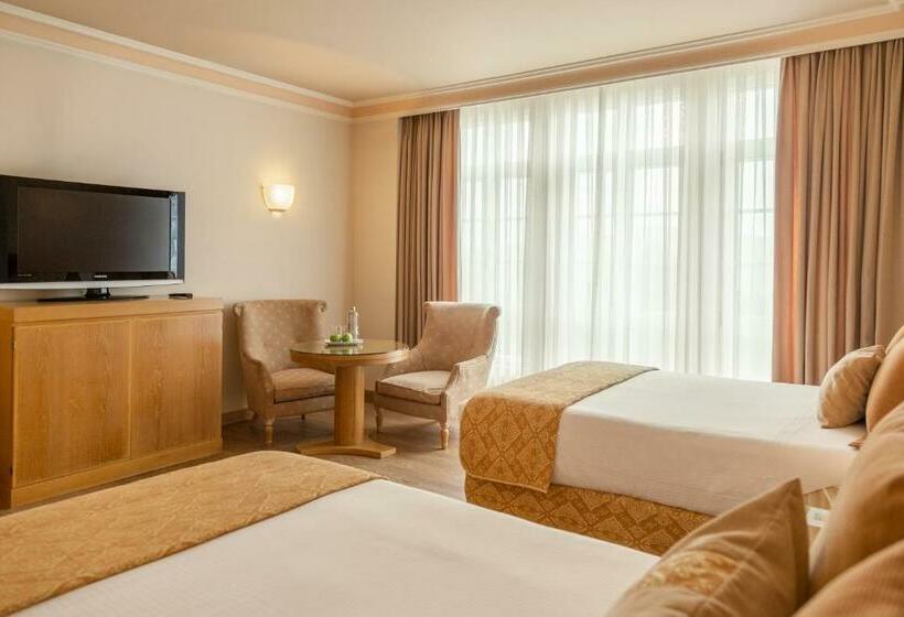 חדר משפחתי, Gran Hotel Los Abetos