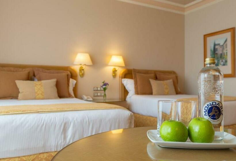 חדר משפחתי, Gran Hotel Los Abetos
