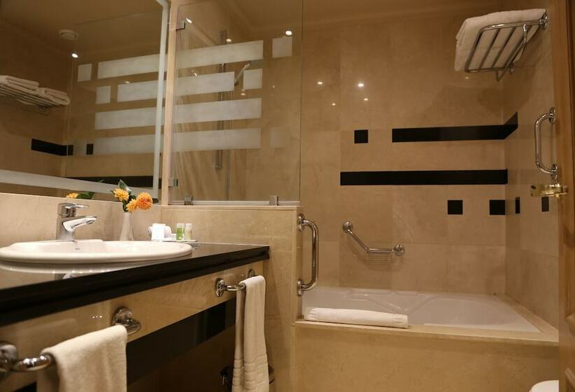 חדר משפחתי, Gran Hotel Los Abetos