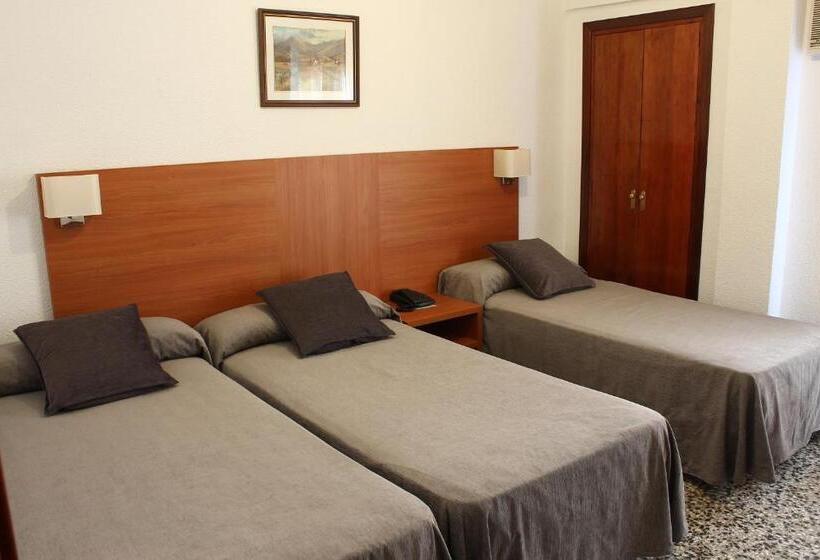 Standard Triple Room, Jardín