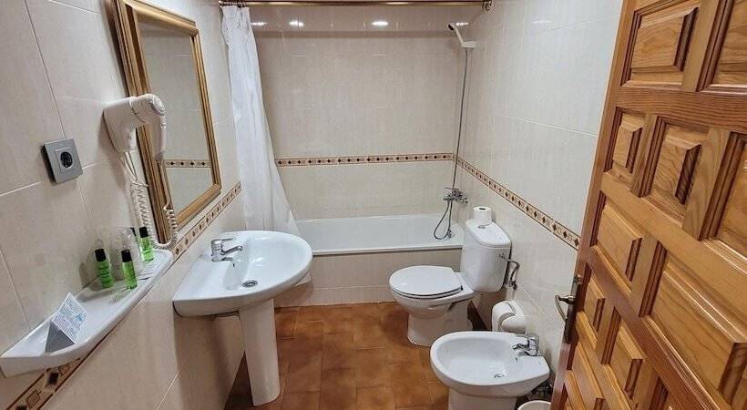 Standard Single Room, Meson L´ainsa