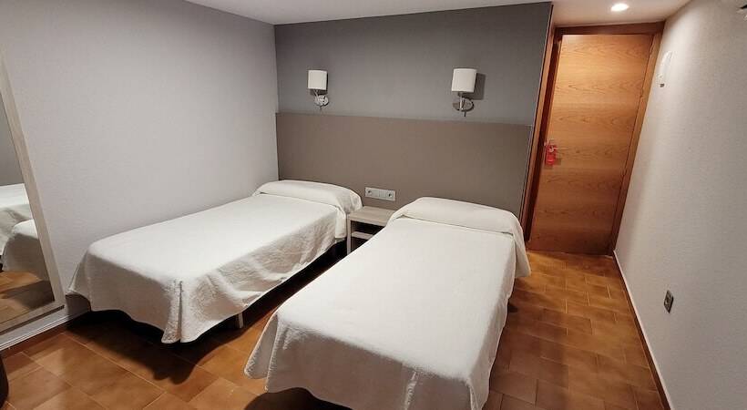 Standard Single Room, Meson L´ainsa