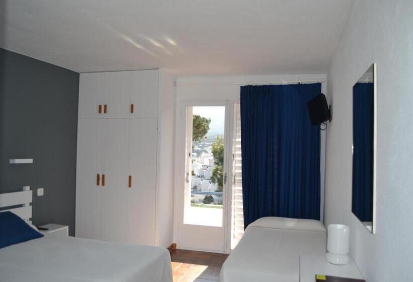 Standard Triple Room with Terrace, S´aguarda