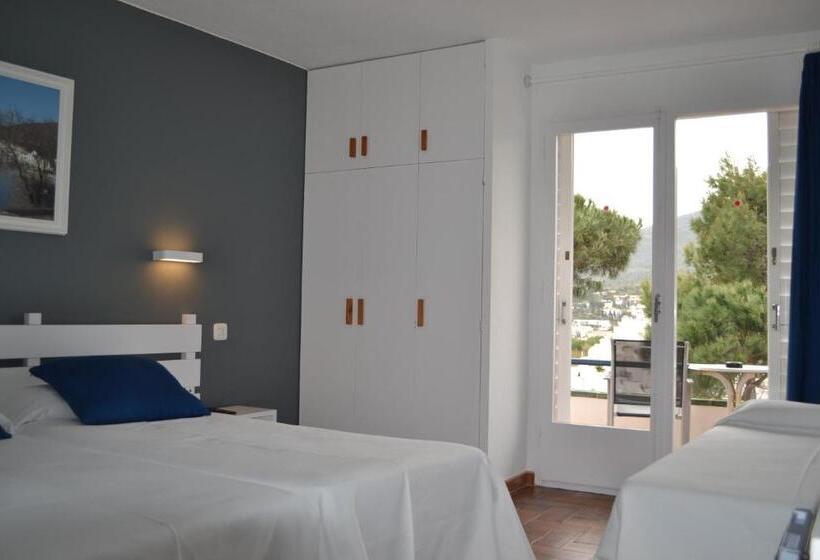 Standard Triple Room with Terrace, S´aguarda
