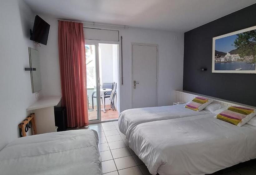 Standard Triple Room with Terrace, S´aguarda