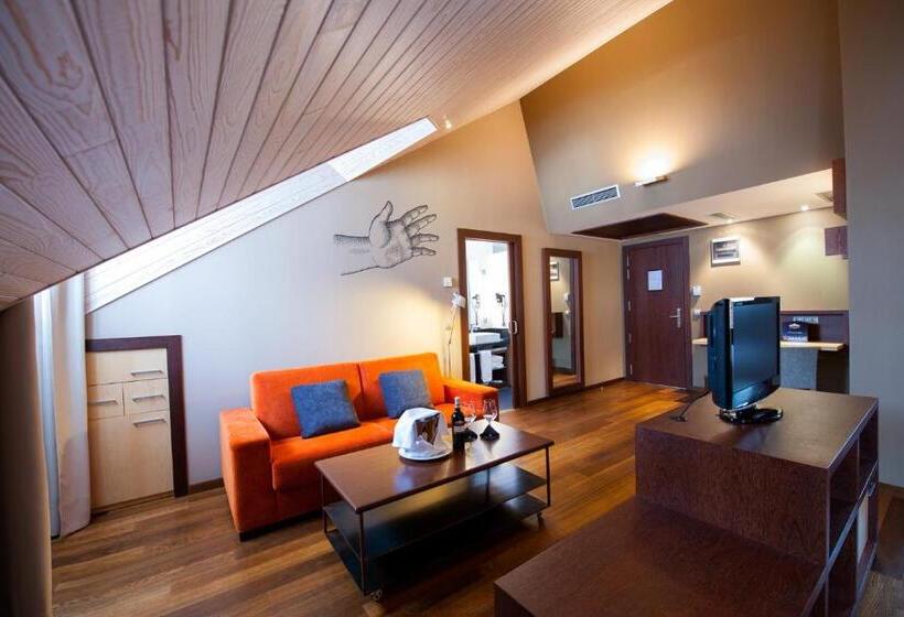 سوئیت جونیور خانوادگی, Sommos Hotel Aneto