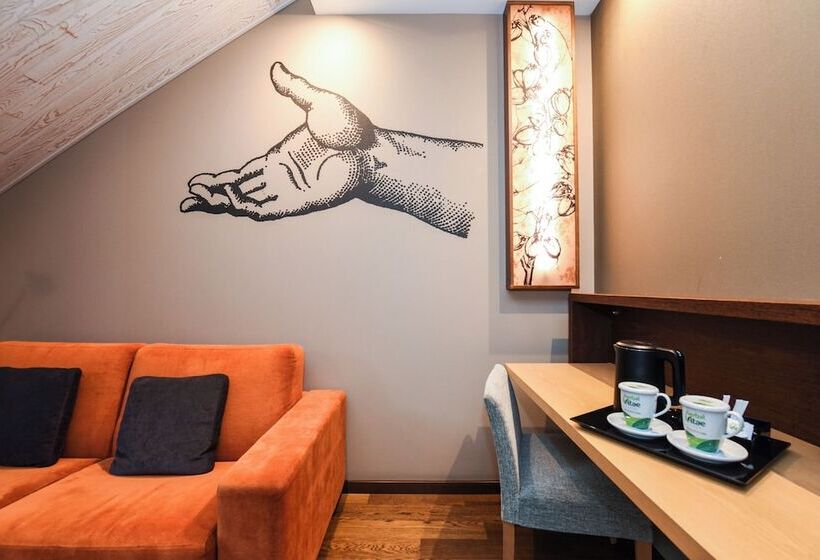 سوئیت جونیور خانوادگی, Sommos Hotel Aneto