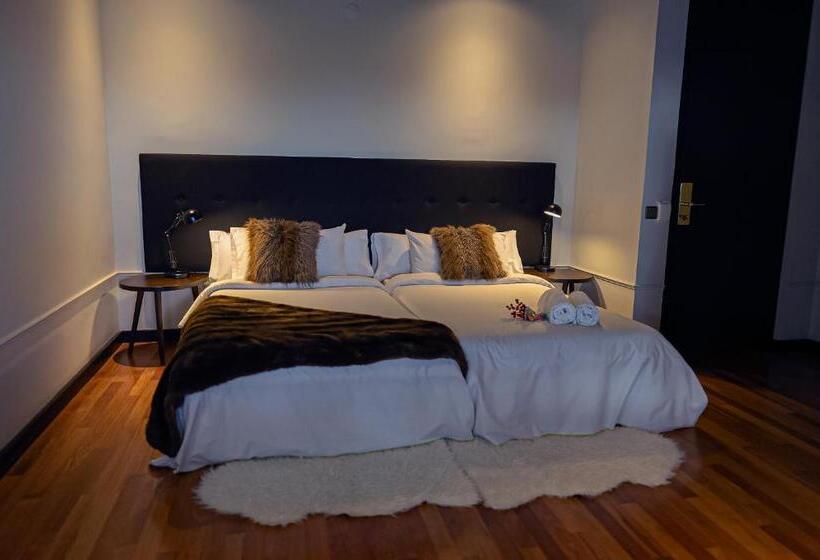Suite with lake view, Hita
