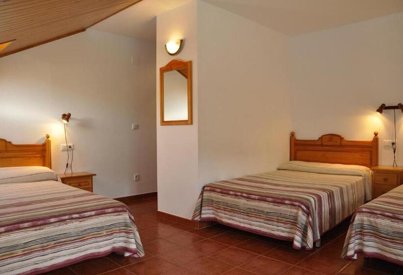 Habitación Triple Estándar, Castillo D Acher