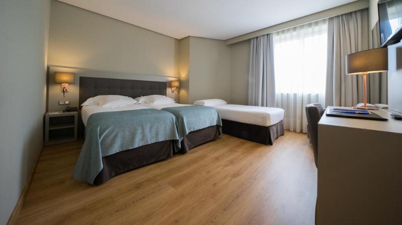 اتاق استاندارد سه نفره, Mercure Carlton Rioja