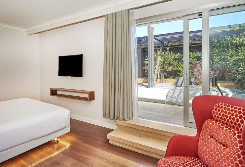 سوئیت جونیور با چشم‌انداز, NH Collection Madrid Eurobuilding