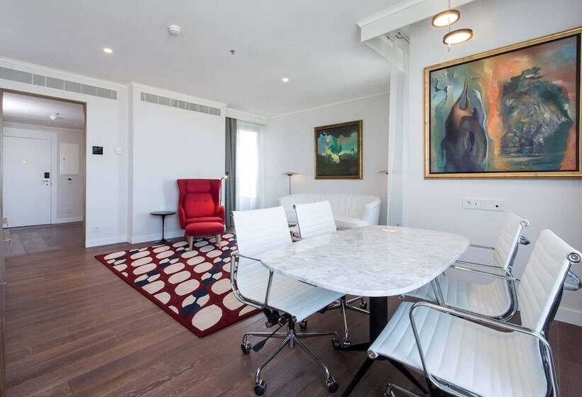 سوئیت جونیور با چشم‌انداز, NH Collection Madrid Eurobuilding