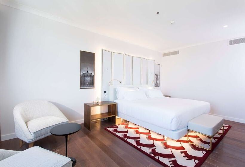 سوئیت جونیور با چشم‌انداز, NH Collection Madrid Eurobuilding