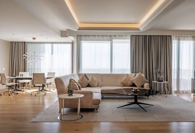 سوئیت جونیور با چشم‌انداز, NH Collection Madrid Eurobuilding