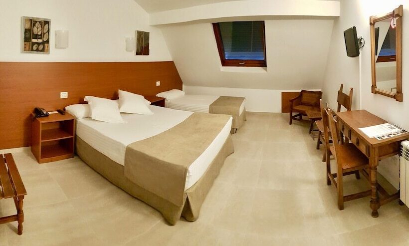 اتاق استاندارد سه نفره, Torres Touriño
