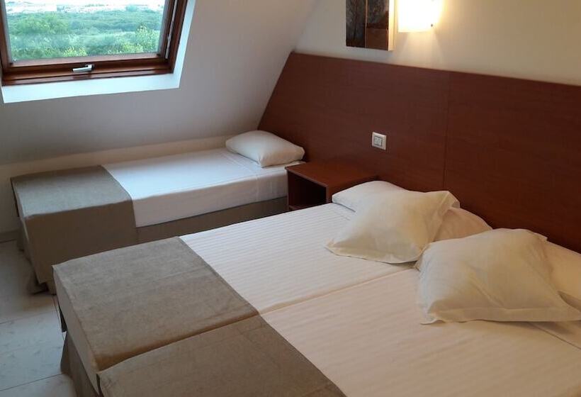 Standard Triple Room, Torres Touriño