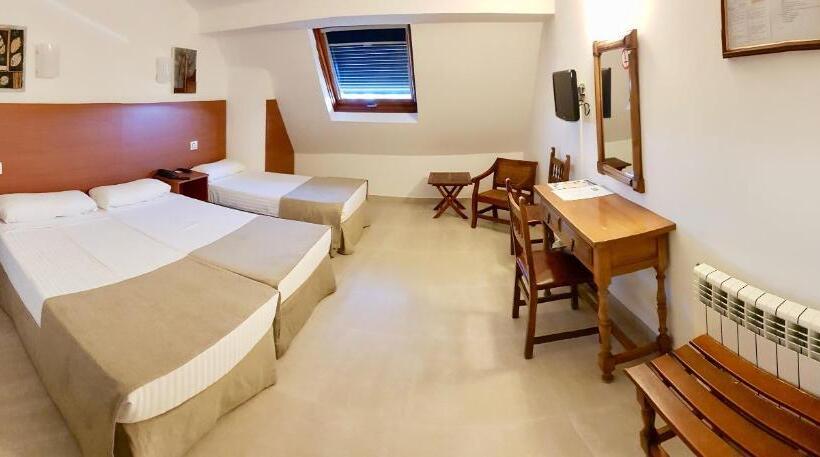 اتاق استاندارد سه نفره, Torres Touriño