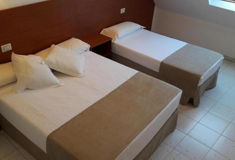 اتاق استاندارد سه نفره, Torres Touriño