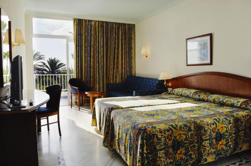 Habitación Familiar Vista Jardín, Vik Hotel San Antonio