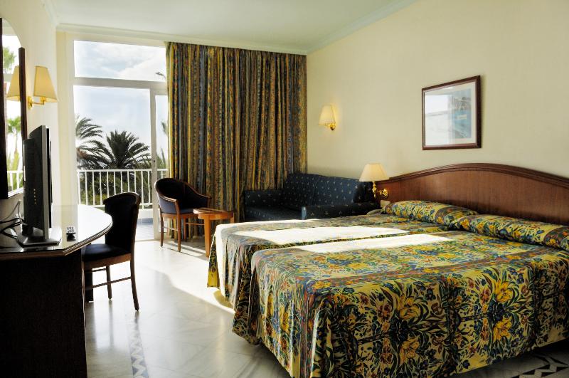 Habitación Familiar Vista Jardín, Vik Hotel San Antonio