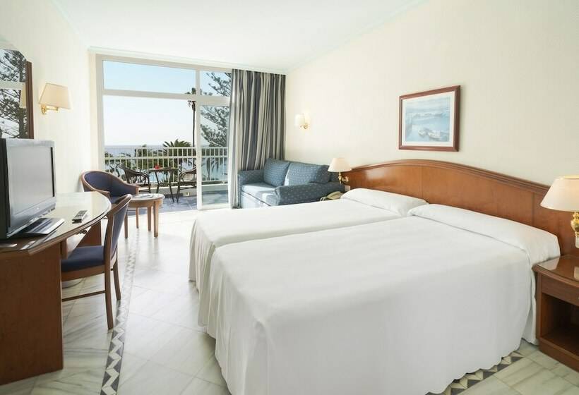 Habitación Familiar Vista Jardín, Vik Hotel San Antonio