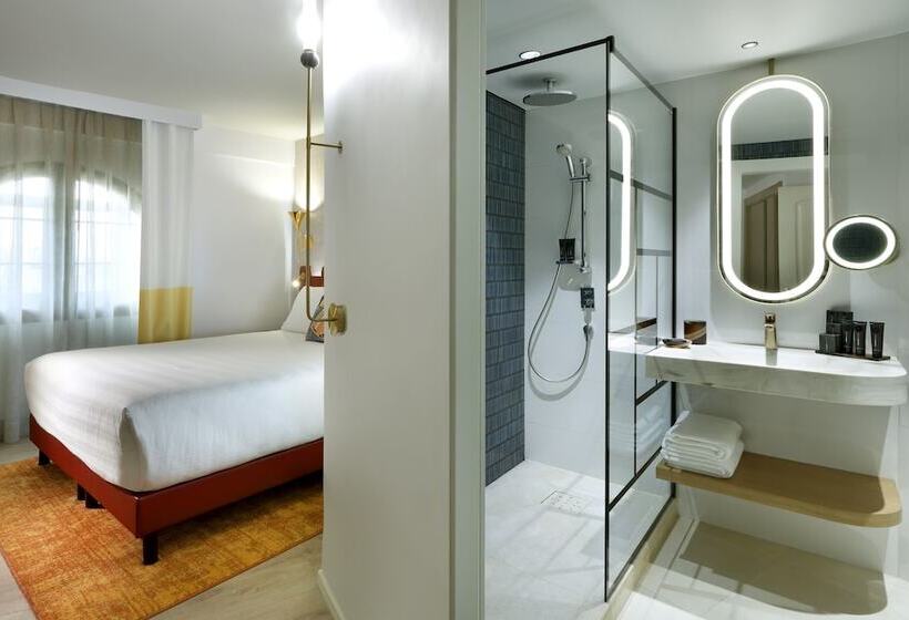 스탠다드 스튜디오, Hard Rock Hotel Marbella