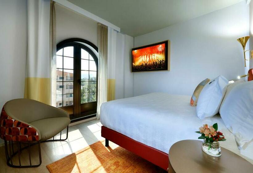 스탠다드 스튜디오, Hard Rock Hotel Marbella