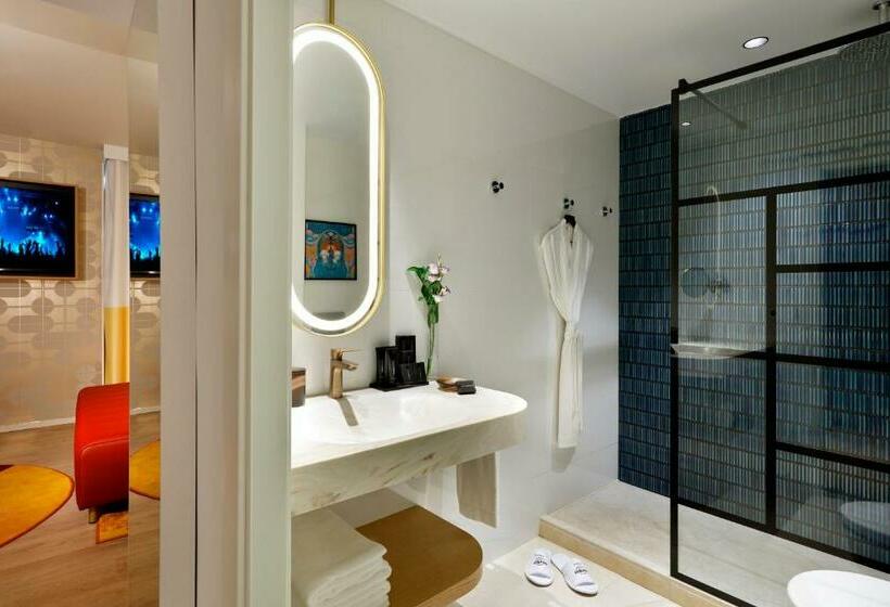 스탠다드 스튜디오, Hard Rock Hotel Marbella
