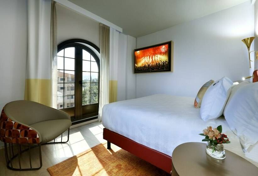 스탠다드 스튜디오, Hard Rock Hotel Marbella