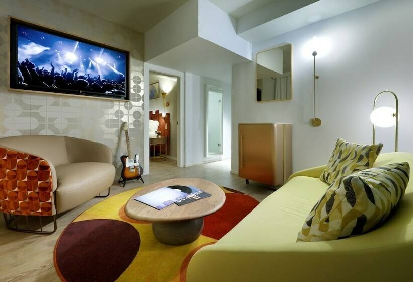 스탠다드 스튜디오, Hard Rock Hotel Marbella