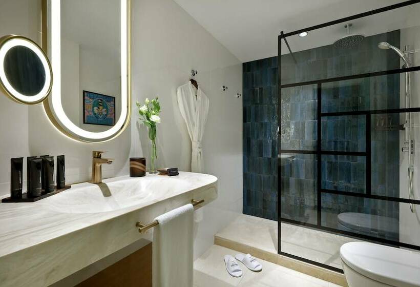 스탠다드 스튜디오, Hard Rock Hotel Marbella